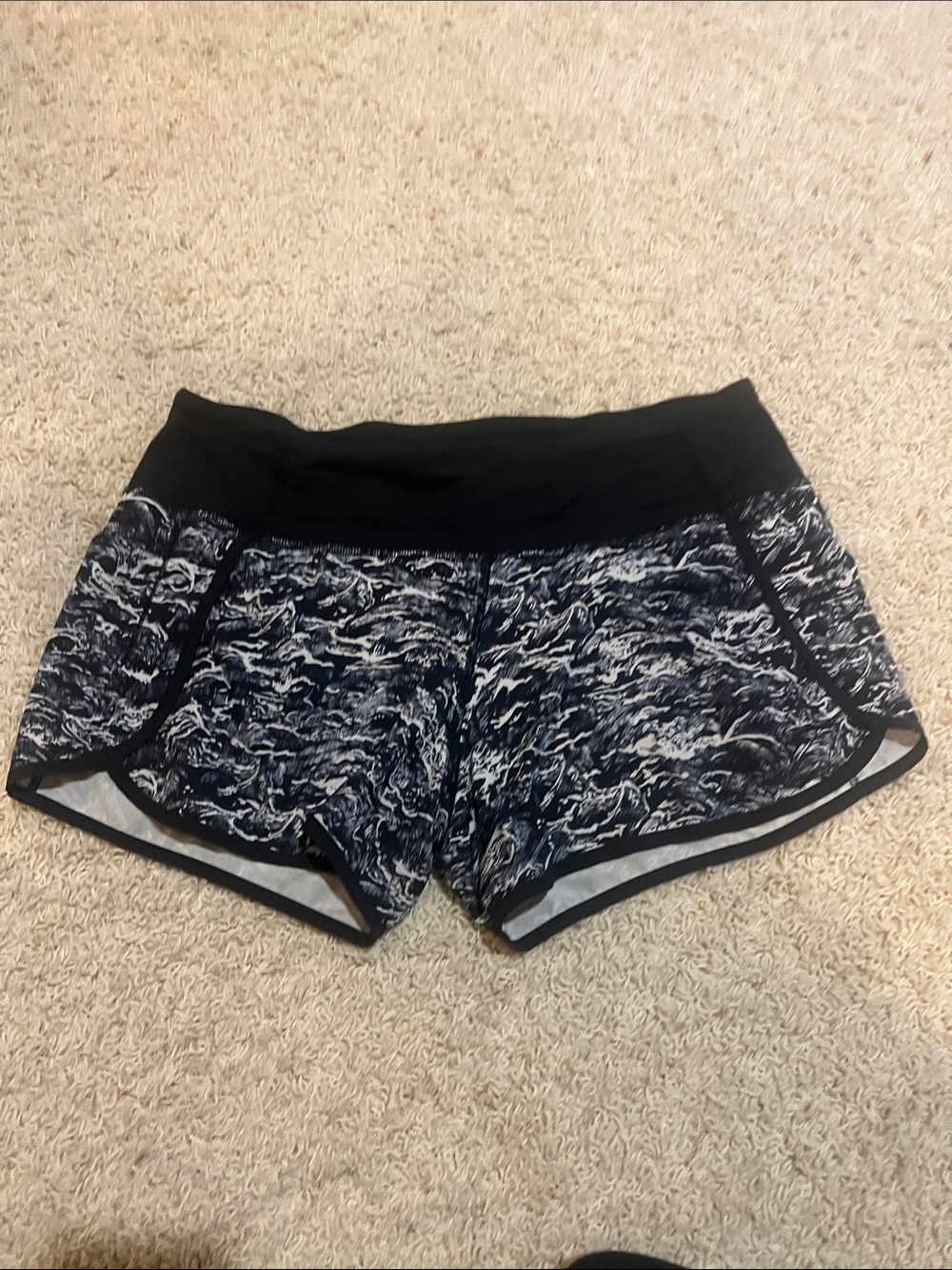 RARE LULULEMON | Nami wave print run times shorts